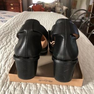 Black sandal w/ankle strap
